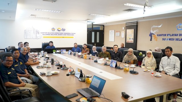 Finance & Legal Director KALLA, Imelda Jusuf Kalla bersama jajaran direksi dan manajemen bersilaturahmi bersama Kakanwil DJP Sulselbartra, Imanul Hakim yang didampingi Kepala KPP Madya Makassar, Amrih Basuki Purnomo, beserta jajarannya di Ruang Rapat Losari, Lantai 3 Kantor Wilayah DJP Sulselbartra, Rabu (21/10/2026). Dalam pertemuan ini, Kanwil DJP Sulselbartra menyosialisasikan Peraturan Menteri Keuangan (PMK) Nomor 71 Tahun 2026. (Dok. KALLA)