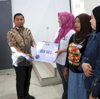 Tasming Hamid Serahkan Bantuan Peralatan UMKM, Tekankan Kejujuran dan Kerja Keras