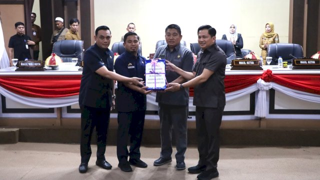 Ket: Penyerahan Ranperda APBD Perubahan 2026 ke DPRD Parepare